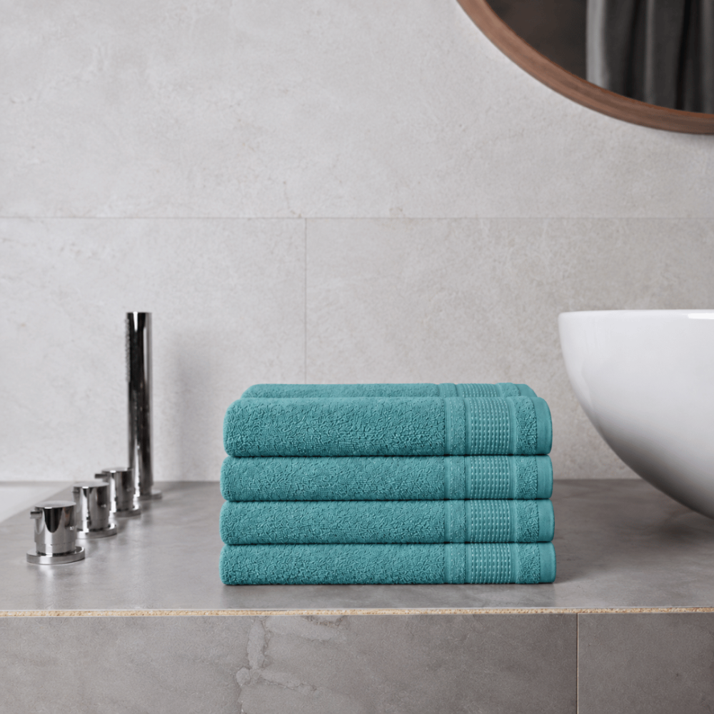 Badetuch „Royal Turquoise towel“, 70x140 cm. Kräftig türkises badetuch mit einer dekorativen, gestreiften bordüre. Badetuch „Royal Turquoise towel“, 70x140 cm. Kräftig türkises badetuch mit einer dekorativen, gestreiften bordüre.