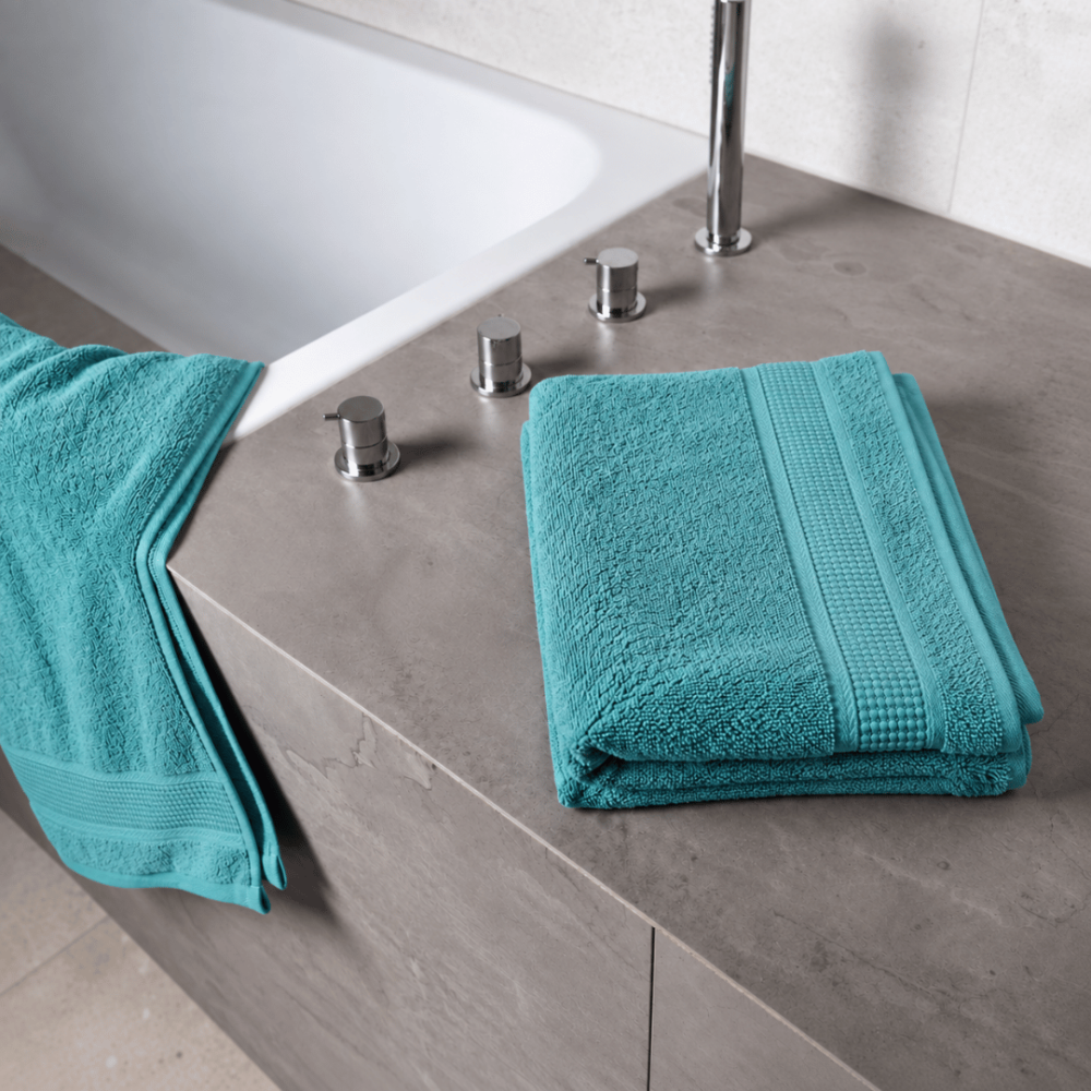 Badetuch „Royal Turquoise towel“, 70x140 cm. Türkises badetuch mit strukturierter oberfläche und stilvollem abschlussrand. Badetuch „Royal Turquoise towel“, 70x140 cm. Türkises badetuch mit strukturierter oberfläche und stilvollem abschlussrand.