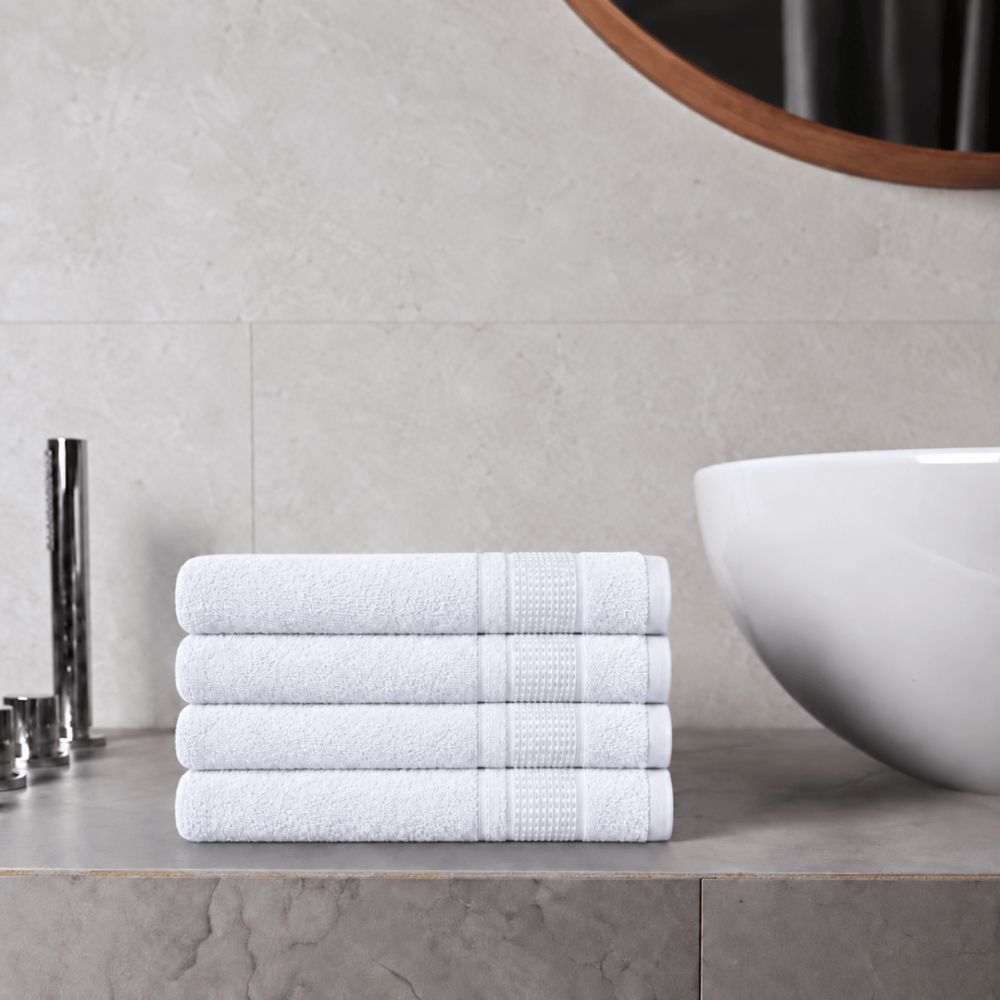 Badetuch „Royal White towel“, 70x140 cm. Weißes badetuch mit stilvoller gestreifter zierbordüre. Badetuch „Royal White towel“, 70x140 cm. Weißes badetuch mit stilvoller gestreifter zierbordüre.