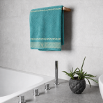 Badetuch „Seafoam olympian“, 50x100 cm, 70x140 cm. Türkisfarbenes handtuch mit griechischem goldornament am unteren rand Badetuch „Seafoam olympian“, 50x100 cm, 70x140 cm. Türkisfarbenes handtuch mit griechischem goldornament am unteren rand
