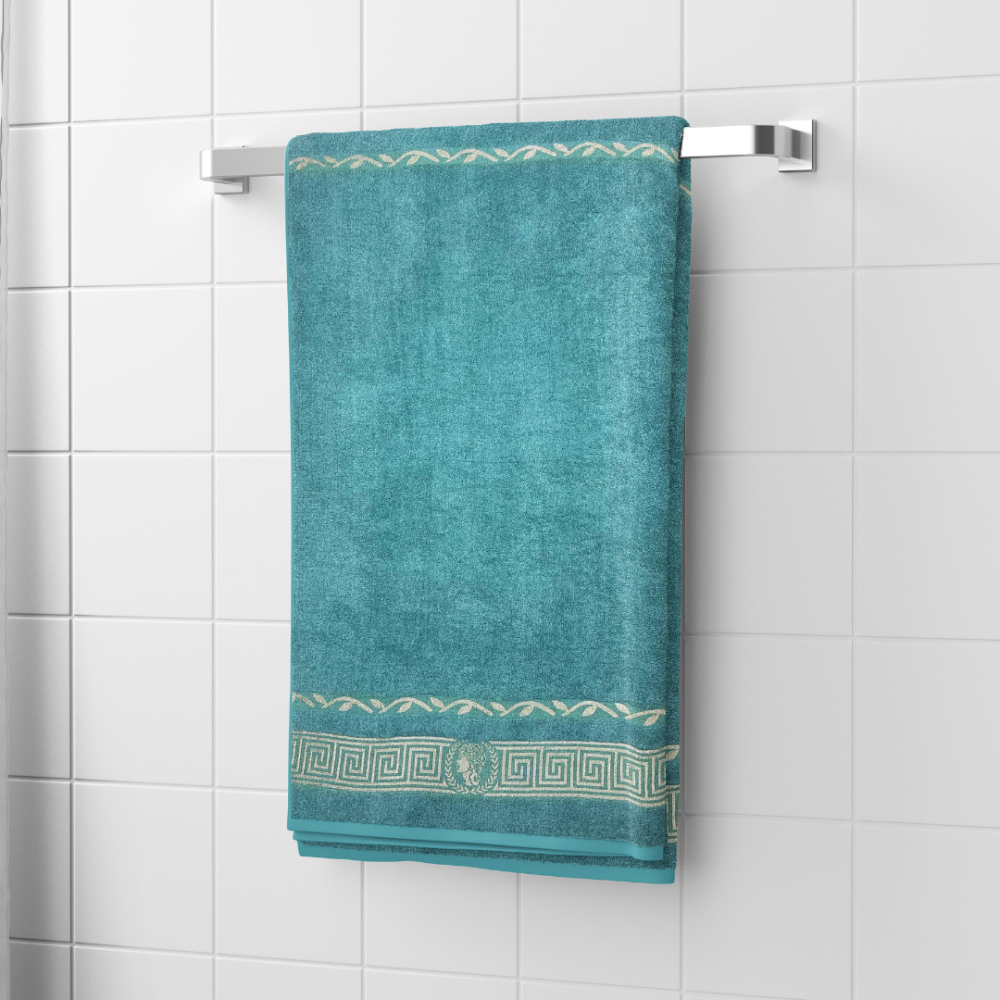 Badetuch „Seafoam olympian“. Badetücher, 70x140 cm. Türkisfarbenes handtuch mit griechischem goldornament am unteren rand