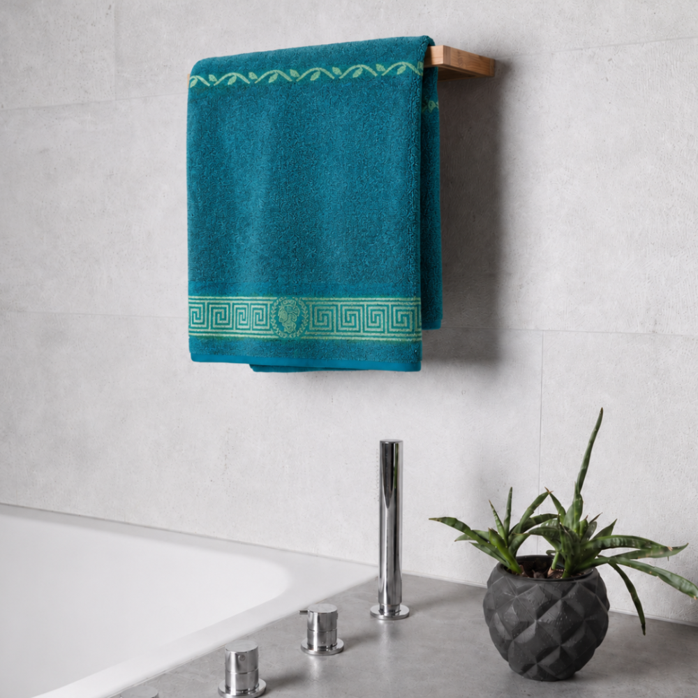 Badetuch „Teal olympian“, 50x100 cm, 70x140 cm. Elegantes türkisfarbenes handtuch, das eine gemütliche und luxuriöse atmosphäre im badezimmer schafft. Badetuch „Teal olympian“, 50x100 cm, 70x140 cm. Elegantes türkisfarbenes handtuch, das eine gemütliche und luxuriöse atmosphäre im badezimmer schafft.